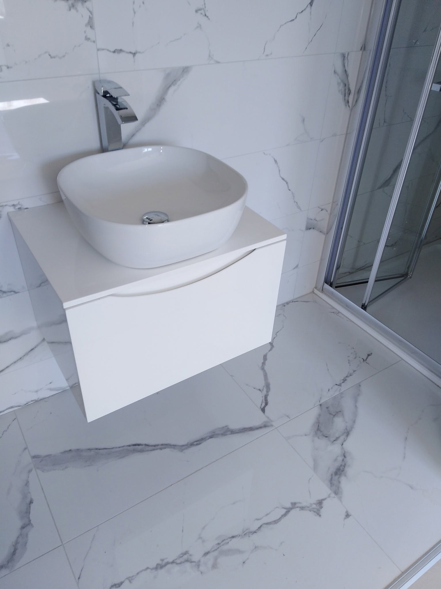 Bathroom vessel sink and vanity unit Dublin